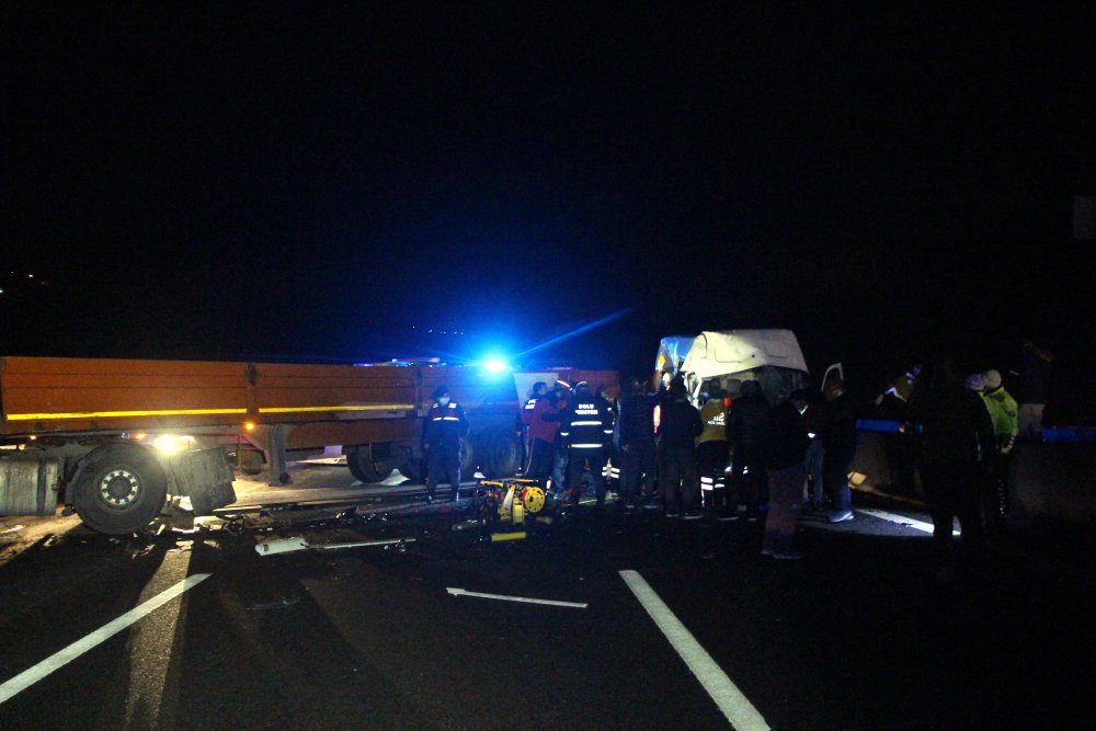 Minibüs, kontrolden çıkan TIR'a çarptı: 6 yaralı