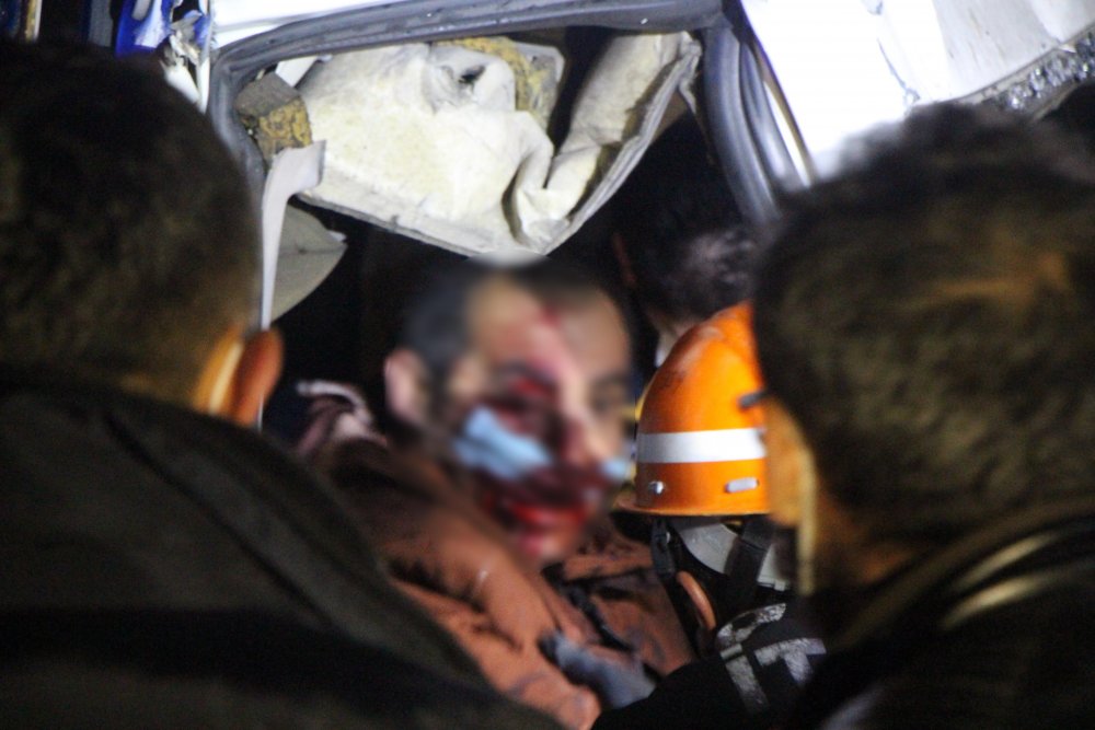 Minibüs, kontrolden çıkan TIR'a çarptı: 6 yaralı