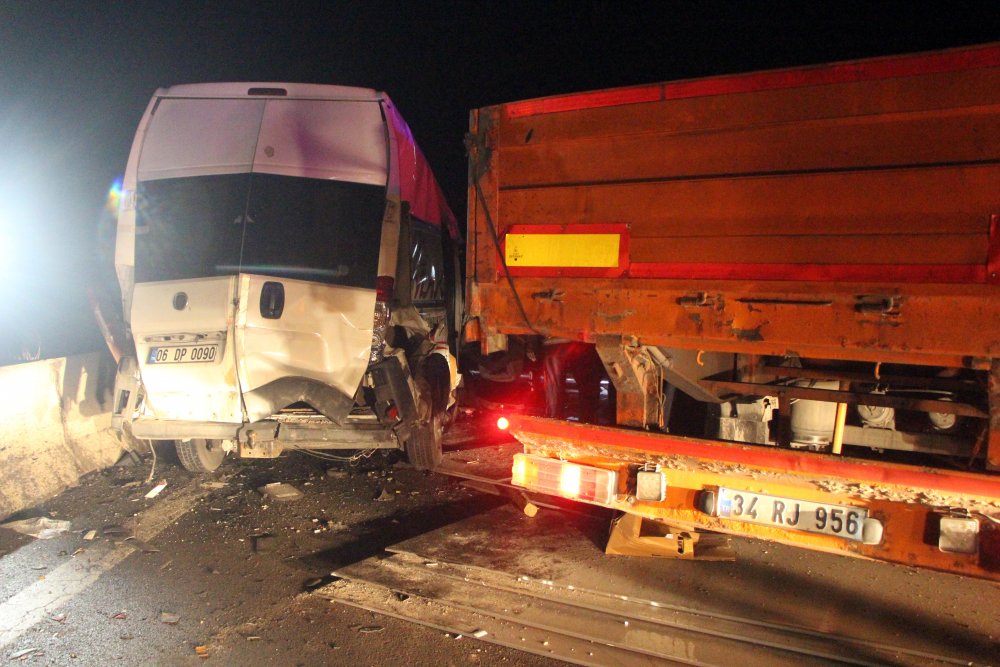 Minibüs, kontrolden çıkan TIR'a çarptı: 6 yaralı