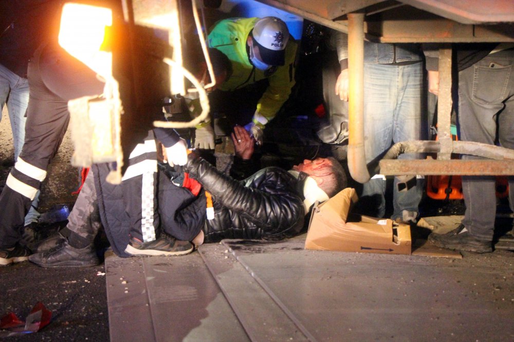 Minibüs, kontrolden çıkan TIR'a çarptı: 6 yaralı