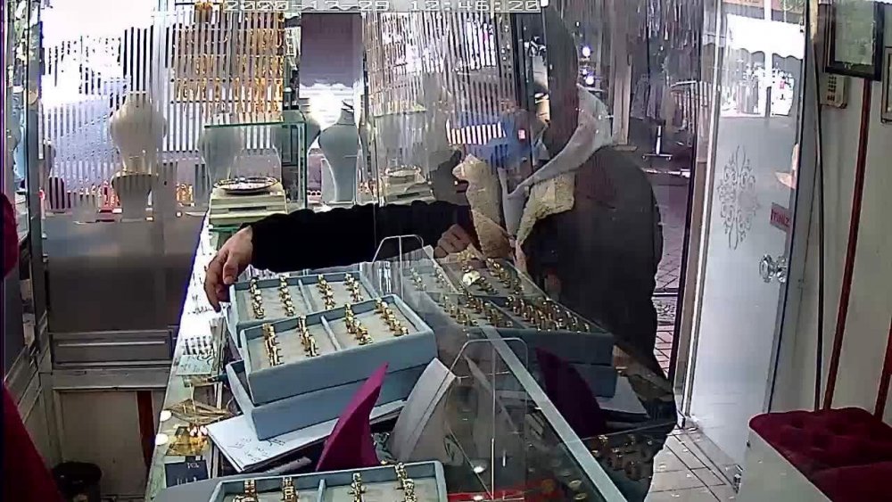 Müşteri gibi girdiği kuyumcudan 1 tabla yüzük çalan şüpheli yakalandı