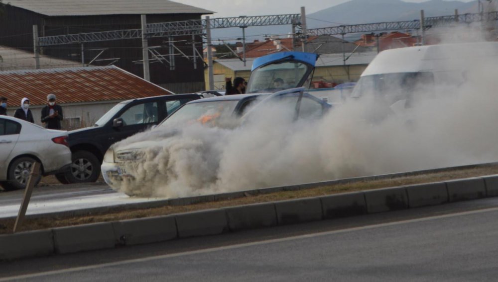 Seyir halindeki otomobilin motoru alev aldı