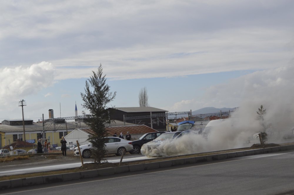Seyir halindeki otomobilin motoru alev aldı