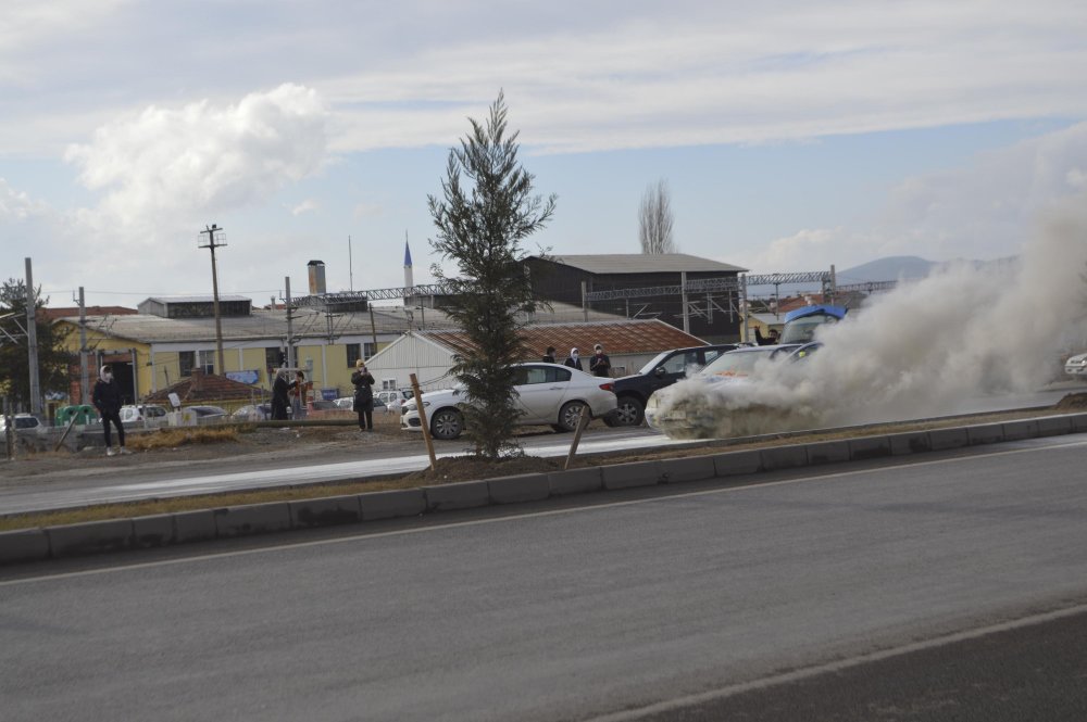 Seyir halindeki otomobilin motoru alev aldı