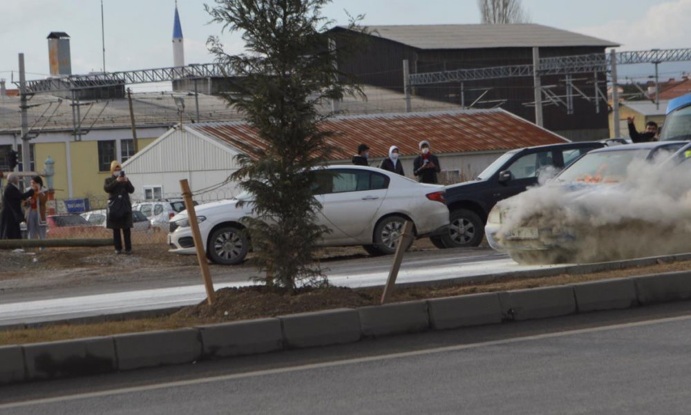 Seyir halindeki otomobilin motoru alev aldı