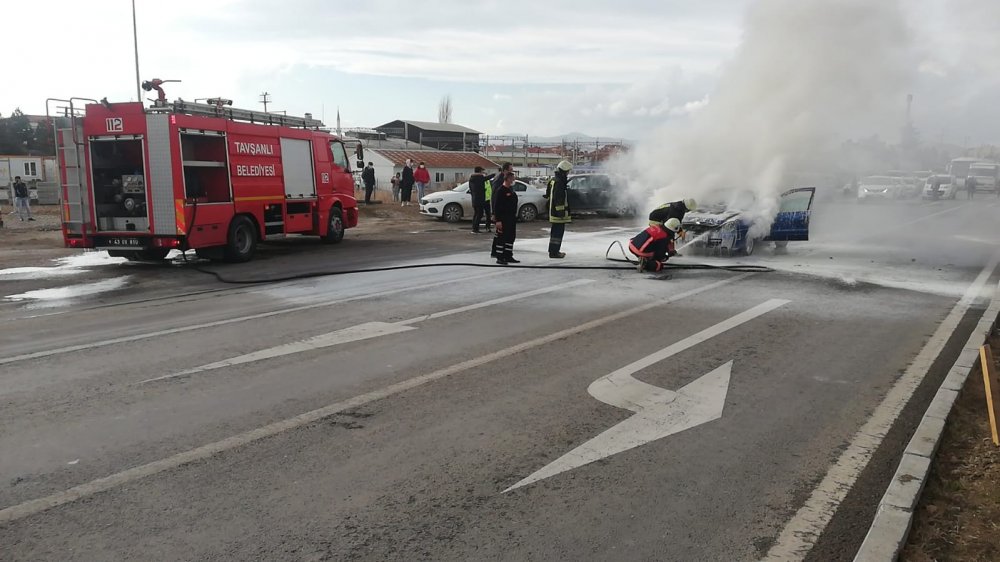Seyir halindeki otomobilin motoru alev aldı