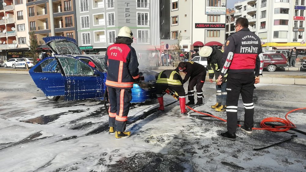 Seyir halindeki otomobilin motoru alev aldı