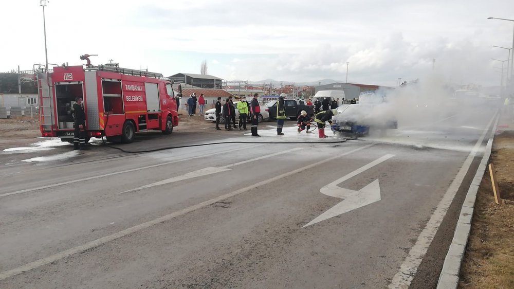 Seyir halindeki otomobilin motoru alev aldı