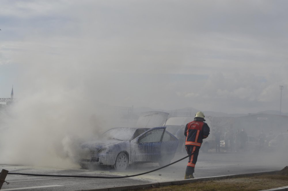 Seyir halindeki otomobilin motoru alev aldı