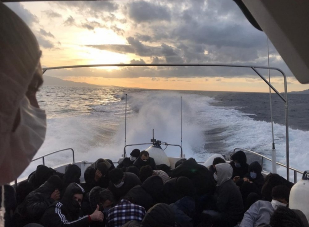 Ayvacık açıklarında yelkenli teknede 37 kaçak göçmen ile 2 organizatör yakalandı