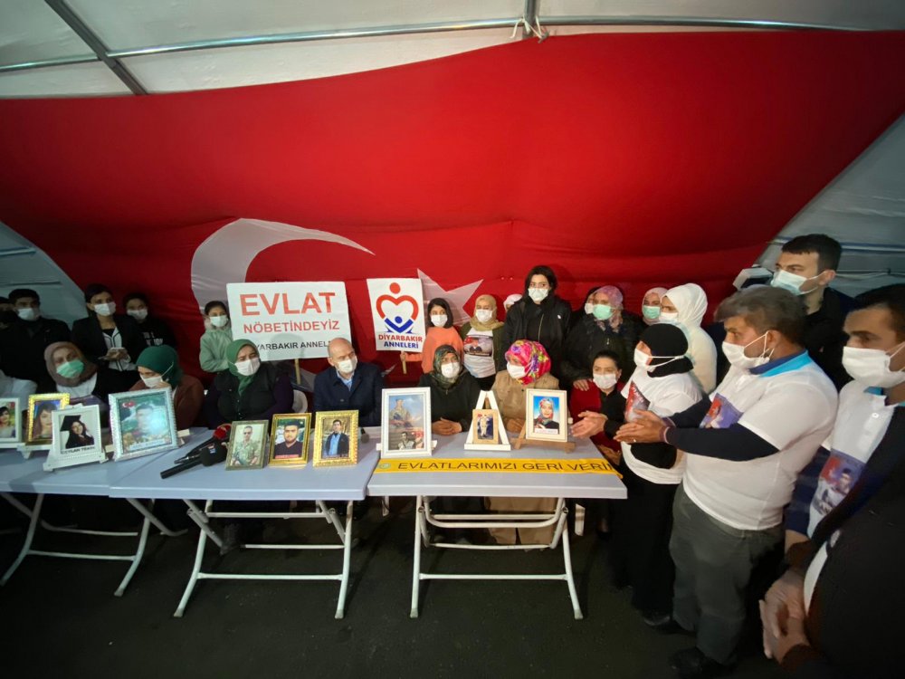 Bakan Soylu'dan evlat nöbetindeki ailelere ziyaret