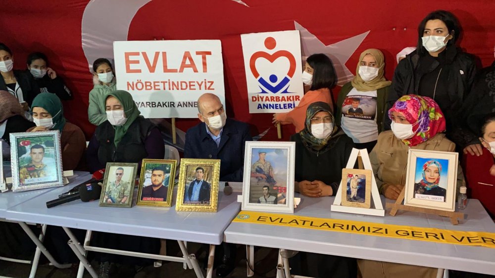 Bakan Soylu'dan evlat nöbetindeki ailelere ziyaret