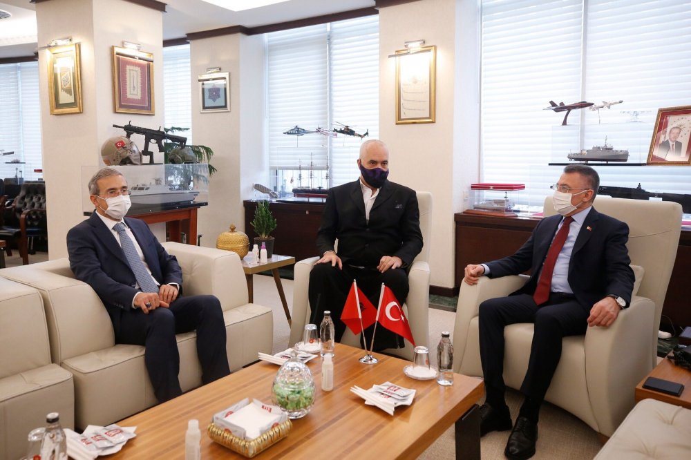 Fuat Oktay, Arnavutluk Başbakanı ile SSB'yi ziyaret etti