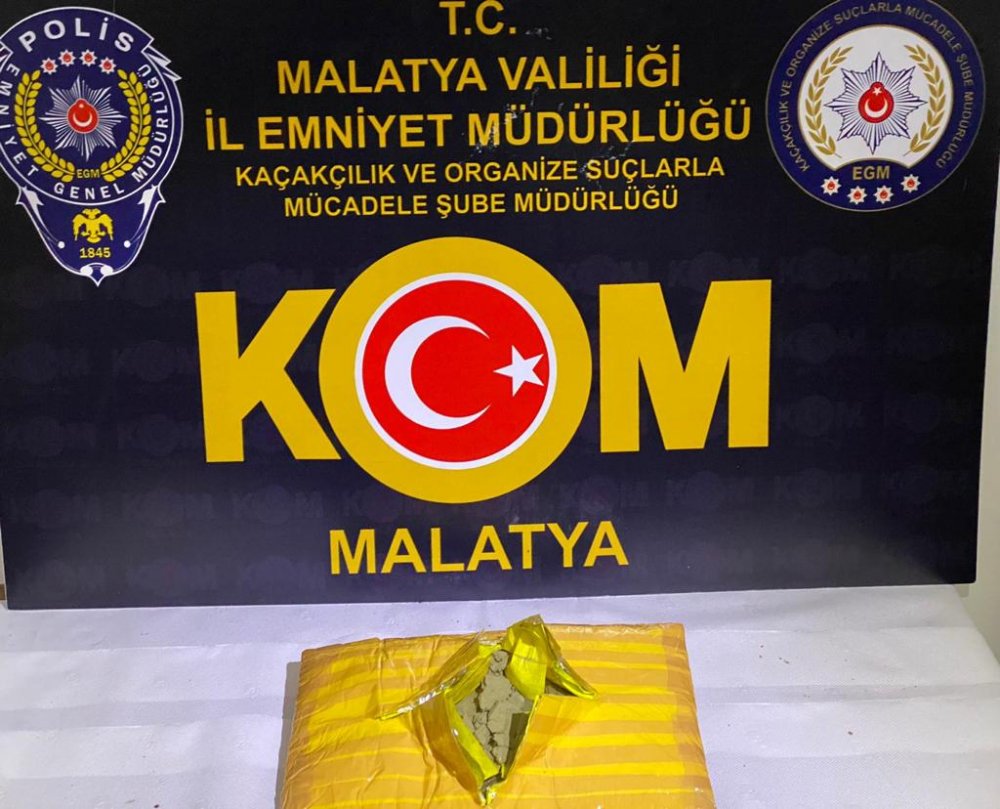 Vücudunda korseye sarılı 1 kilo 100 gram esrar çıktı