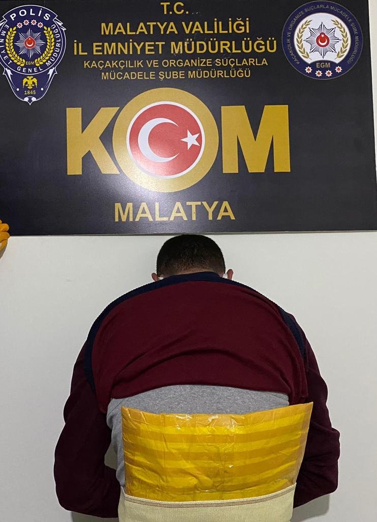 Vücudunda korseye sarılı 1 kilo 100 gram esrar çıktı