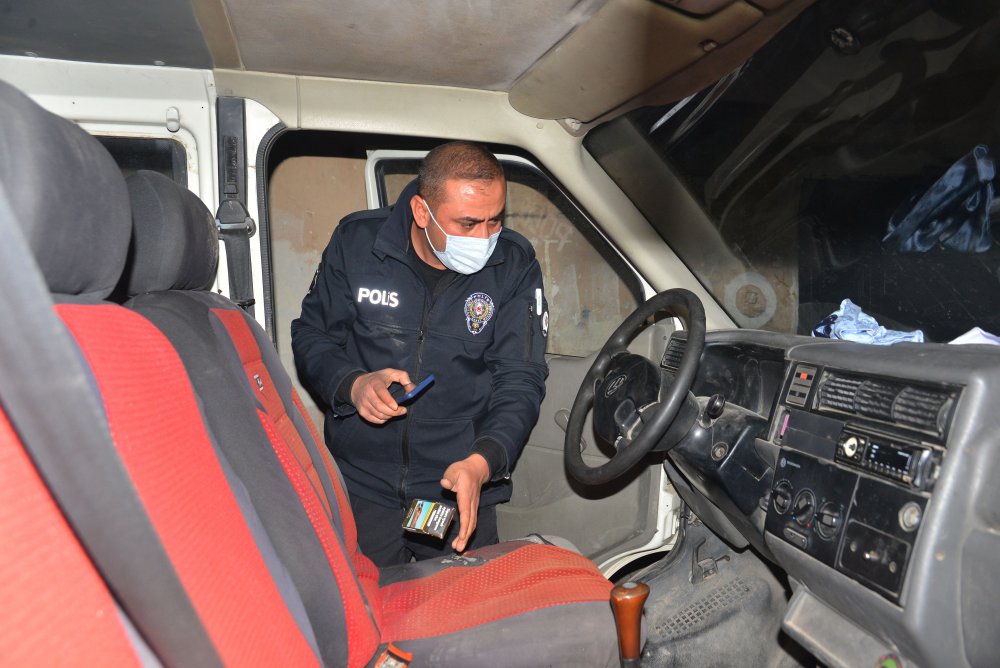 Adana'da, polisin 'dur' ihtarına uymayıp kaçan 4 şüpheliden 1'i yakalandı