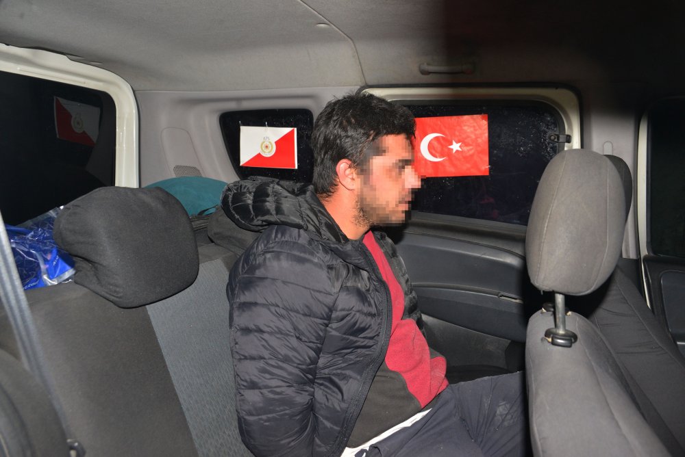 Adana'da, polisin 'dur' ihtarına uymayıp kaçan 4 şüpheliden 1'i yakalandı