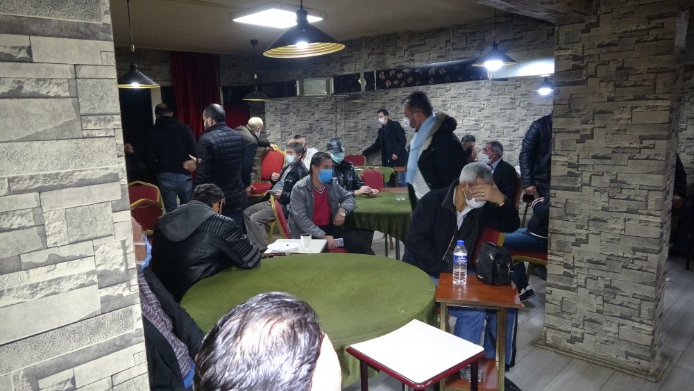 Briç Sevenler Derneği'ne kumar baskını: 42 kişiye 132 bin TL ceza