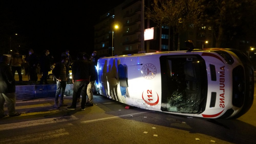 Çanakkale'de hasta taşıyan ambulansla taksi çarpıştı: 5 yaralı