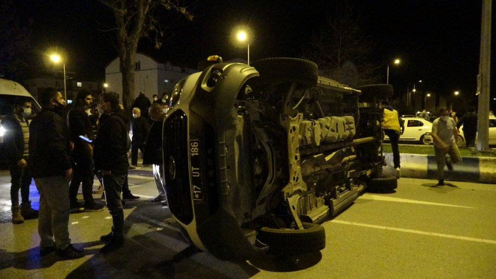 Çanakkale'de hasta taşıyan ambulansla taksi çarpıştı: 5 yaralı