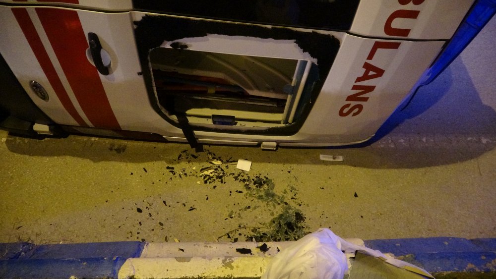 Çanakkale'de hasta taşıyan ambulansla taksi çarpıştı: 5 yaralı