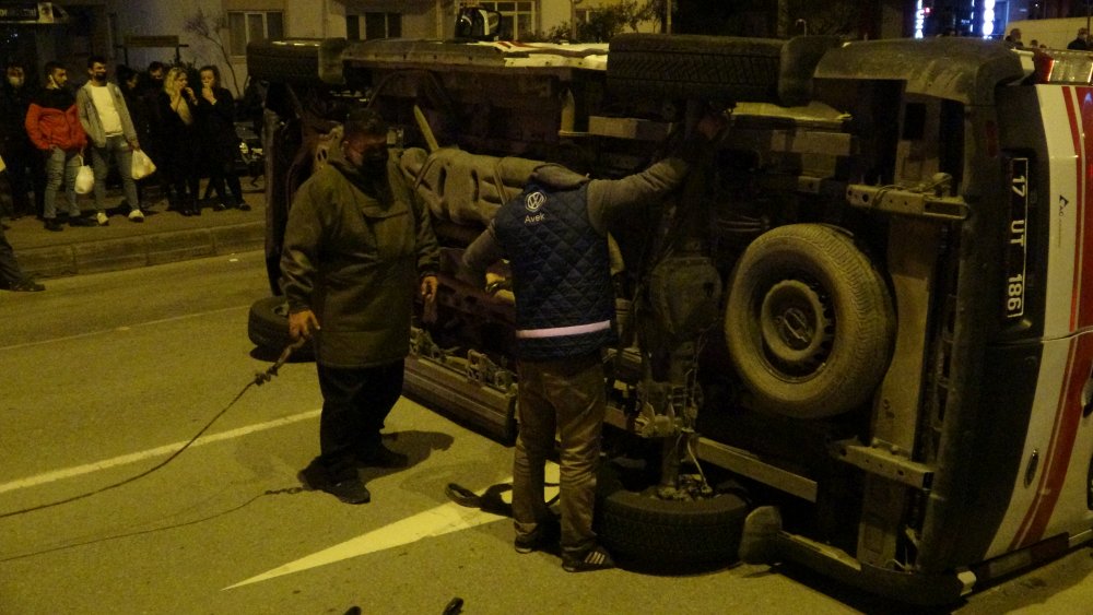 Çanakkale'de hasta taşıyan ambulansla taksi çarpıştı: 5 yaralı