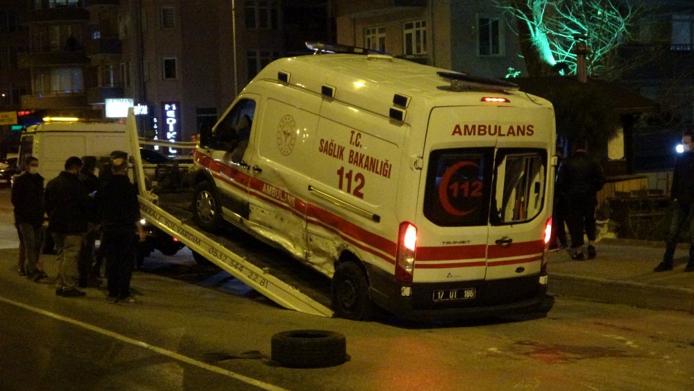 Çanakkale'de hasta taşıyan ambulansla taksi çarpıştı: 5 yaralı