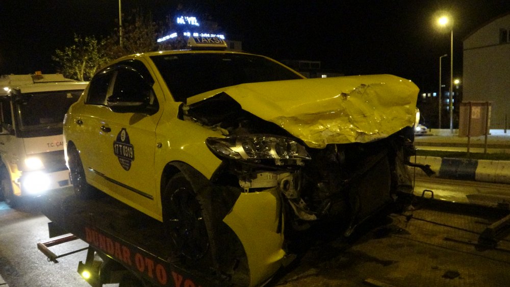 Çanakkale'de hasta taşıyan ambulansla taksi çarpıştı: 5 yaralı