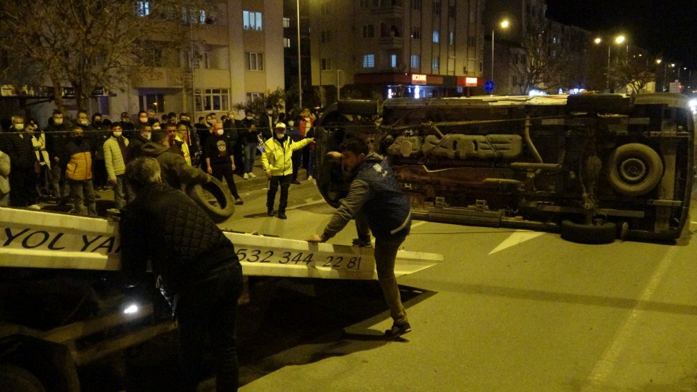 Çanakkale'de hasta taşıyan ambulansla taksi çarpıştı: 5 yaralı
