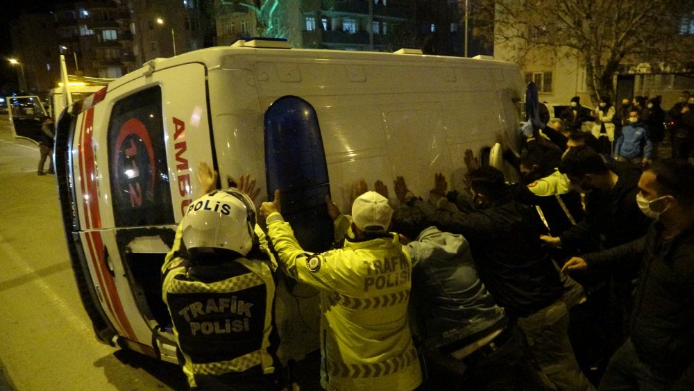Çanakkale'de hasta taşıyan ambulansla taksi çarpıştı: 5 yaralı