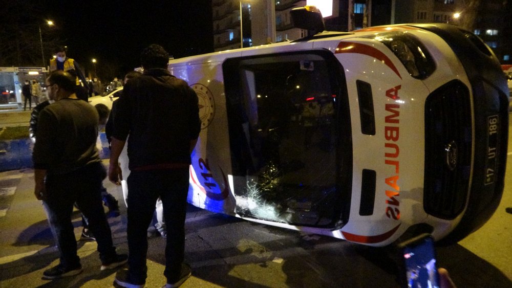 Çanakkale'de hasta taşıyan ambulansla taksi çarpıştı: 5 yaralı