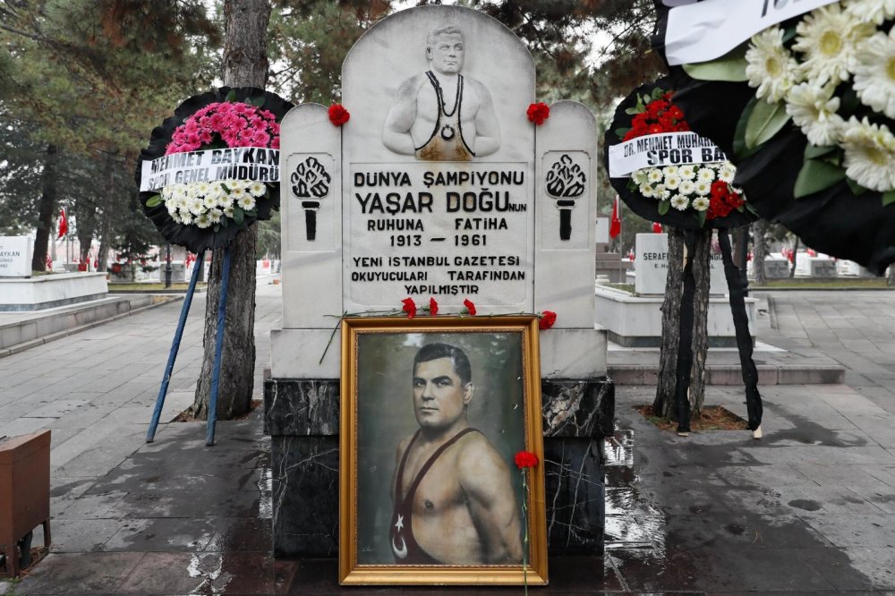 Efsane güreşçi Yaşar Doğu kabri başında anıldı
