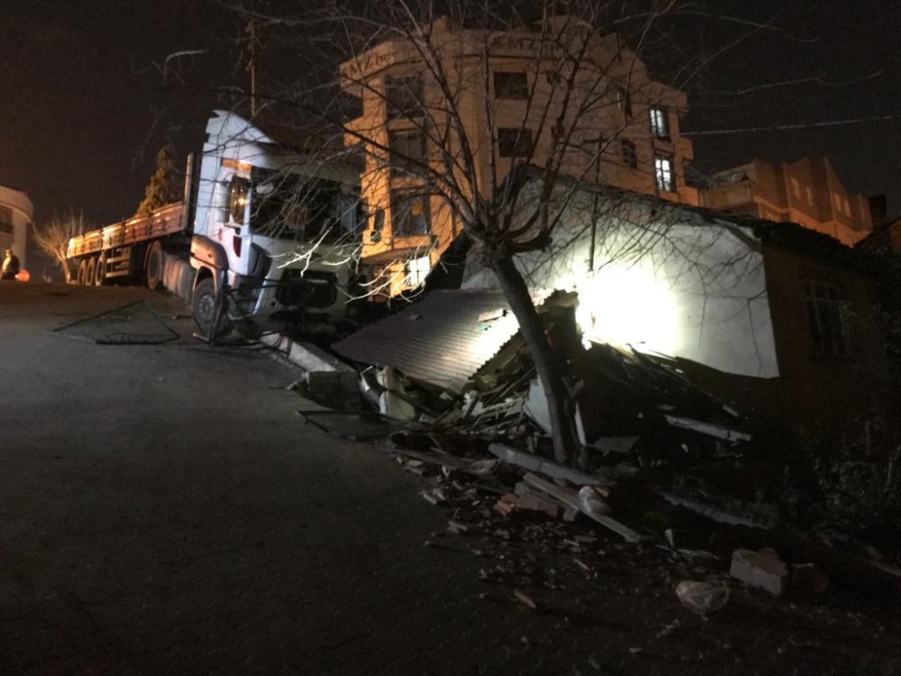 Freni boşalan TIR evin bahçe duvarına çarptı; aile içeride mahsur kaldı