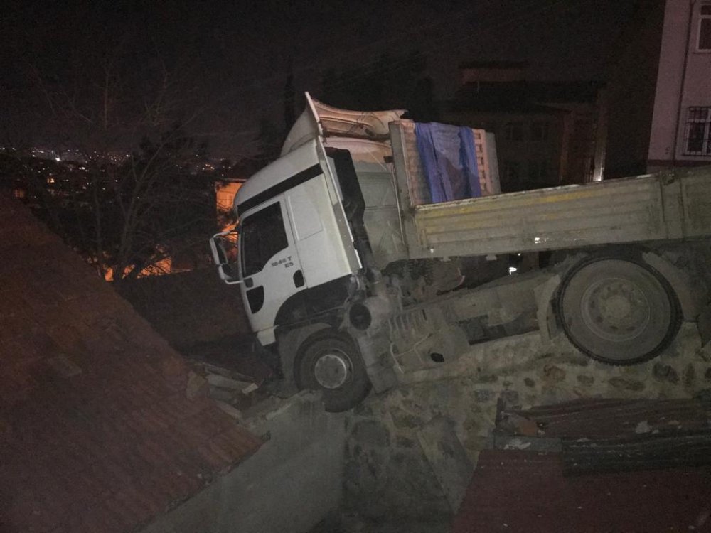 Freni boşalan TIR evin bahçe duvarına çarptı; aile içeride mahsur kaldı