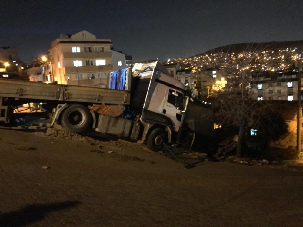 Freni boşalan TIR evin bahçe duvarına çarptı; aile içeride mahsur kaldı