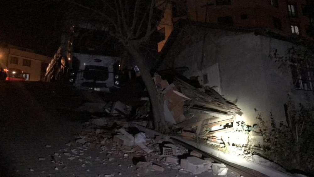 Freni boşalan TIR evin bahçe duvarına çarptı; aile içeride mahsur kaldı