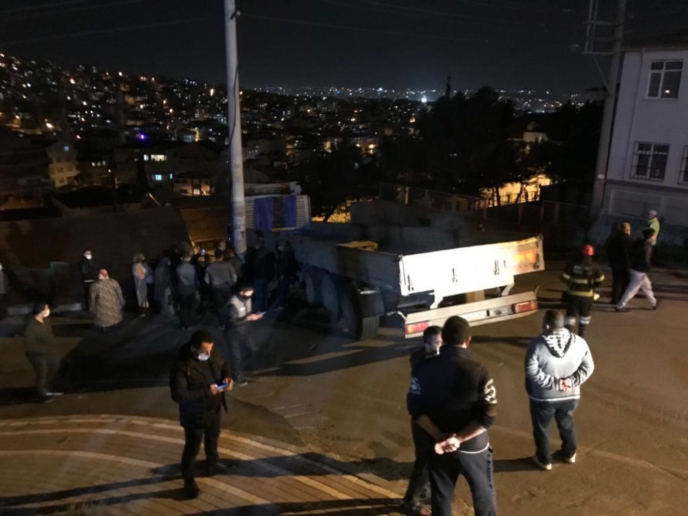 Freni boşalan TIR evin bahçe duvarına çarptı; aile içeride mahsur kaldı