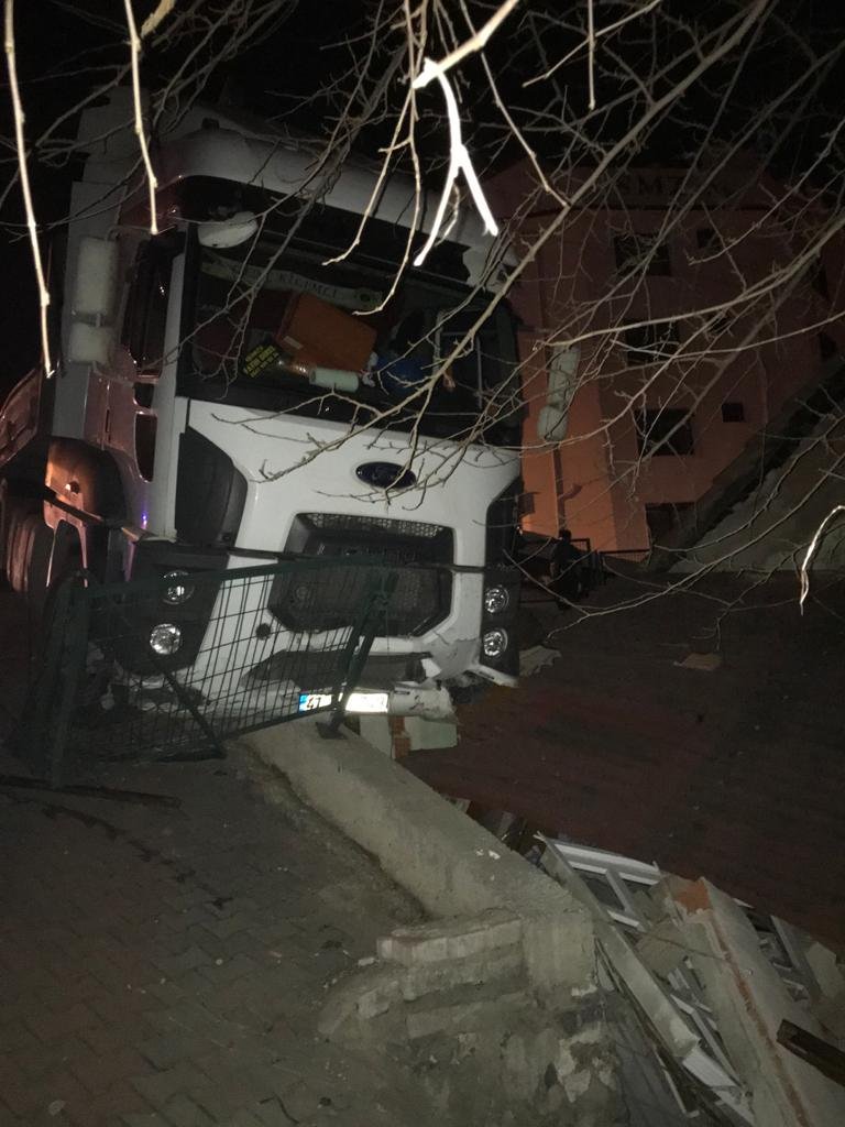 Freni boşalan TIR evin bahçe duvarına çarptı; aile içeride mahsur kaldı