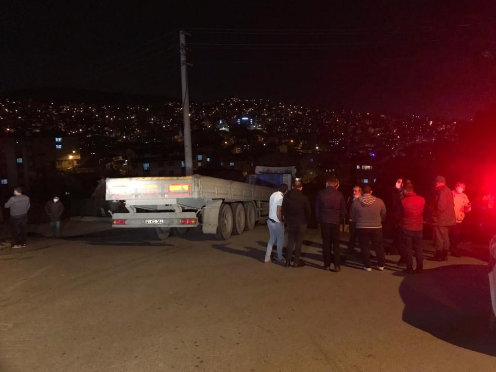 Freni boşalan TIR evin bahçe duvarına çarptı; aile içeride mahsur kaldı