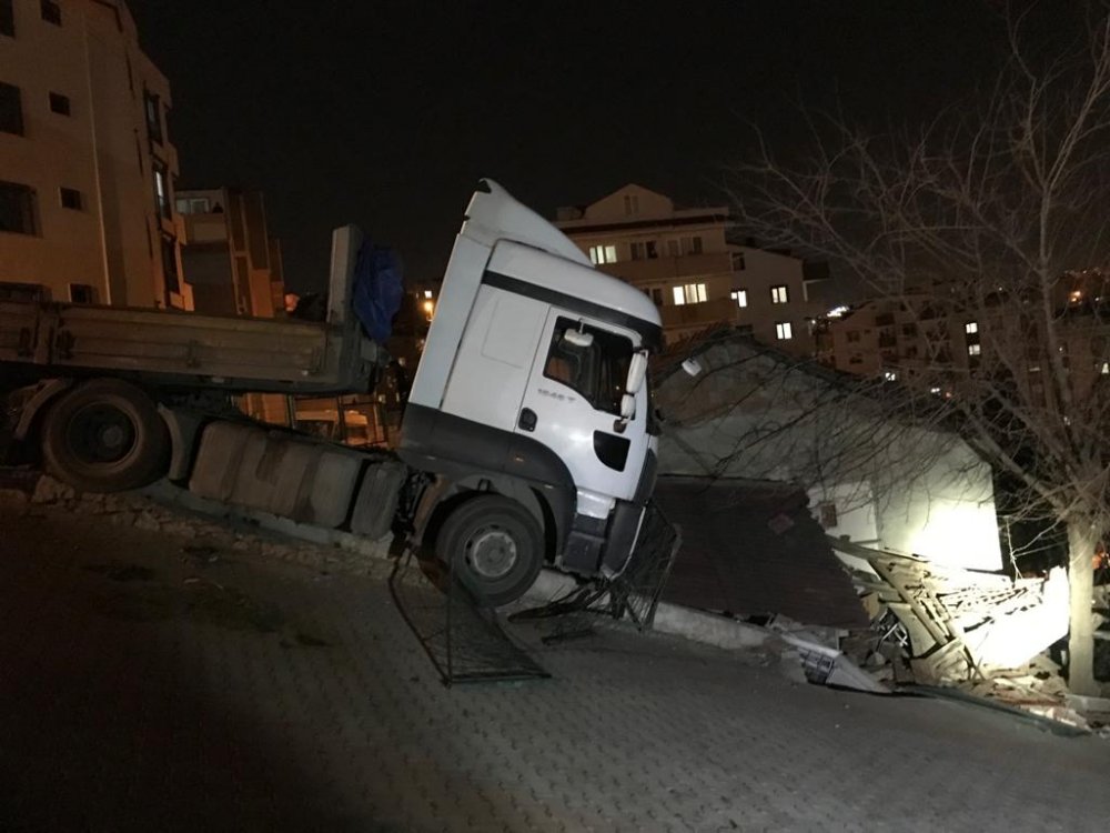 Freni boşalan TIR evin bahçe duvarına çarptı; aile içeride mahsur kaldı
