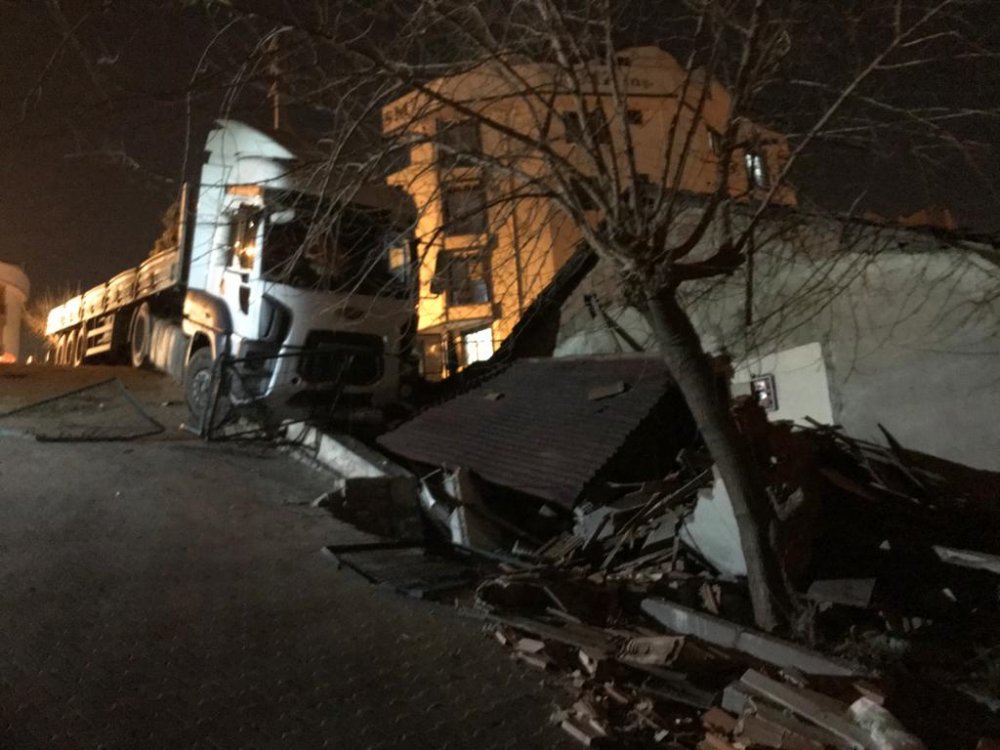 Freni boşalan TIR evin bahçe duvarına çarptı; aile içeride mahsur kaldı