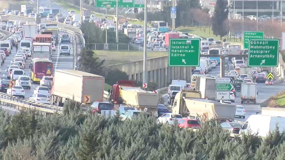 İstanbul'da hafta sonu kısıtlaması öncesi trafik yoğunluğu yaşanıyor