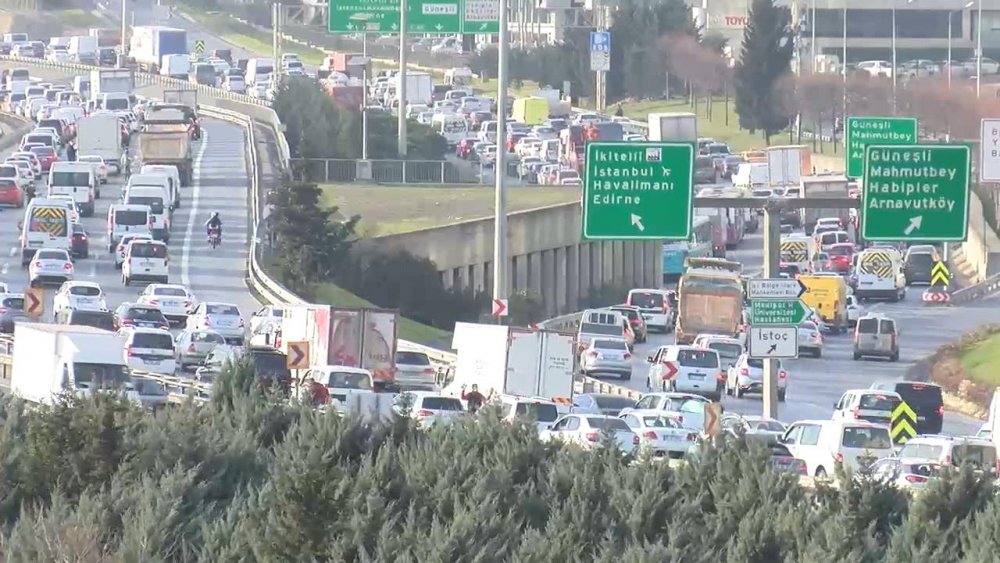 İstanbul'da hafta sonu kısıtlaması öncesi trafik yoğunluğu yaşanıyor