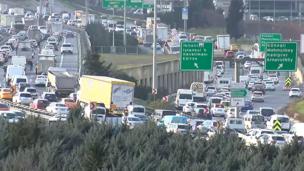 İstanbul'da hafta sonu kısıtlaması öncesi trafik yoğunluğu yaşanıyor