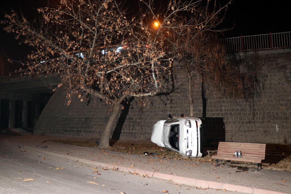 Otomobil 8 metre yükseklikteki üst geçitten düştü