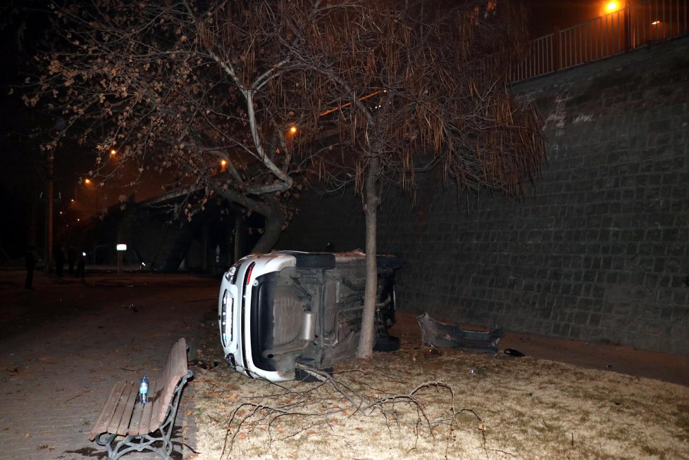 Otomobil 8 metre yükseklikteki üst geçitten düştü