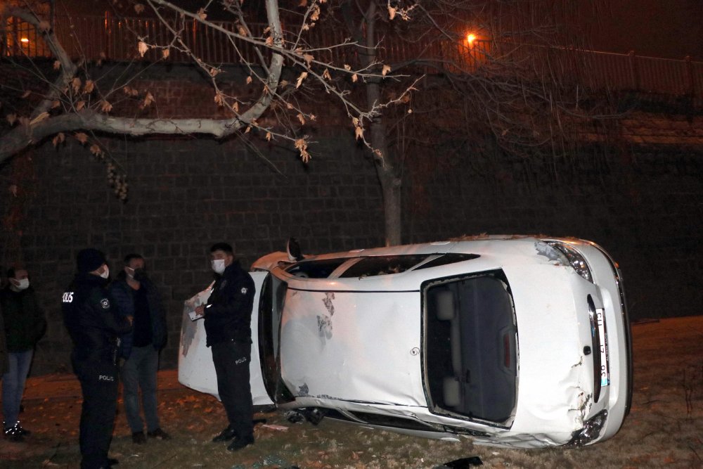 Otomobil 8 metre yükseklikteki üst geçitten düştü