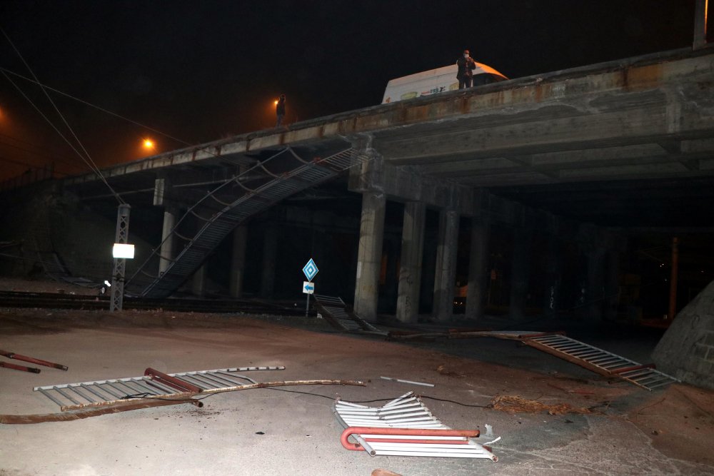 Otomobil 8 metre yükseklikteki üst geçitten düştü