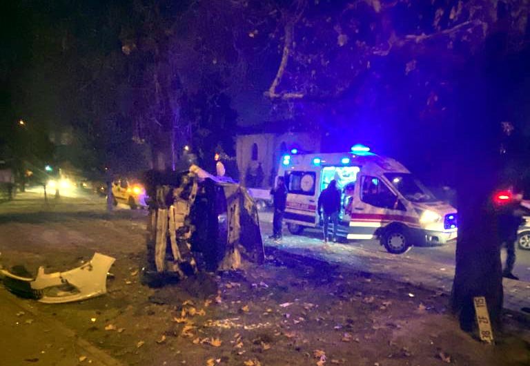 Otomobil 8 metre yükseklikteki üst geçitten düştü