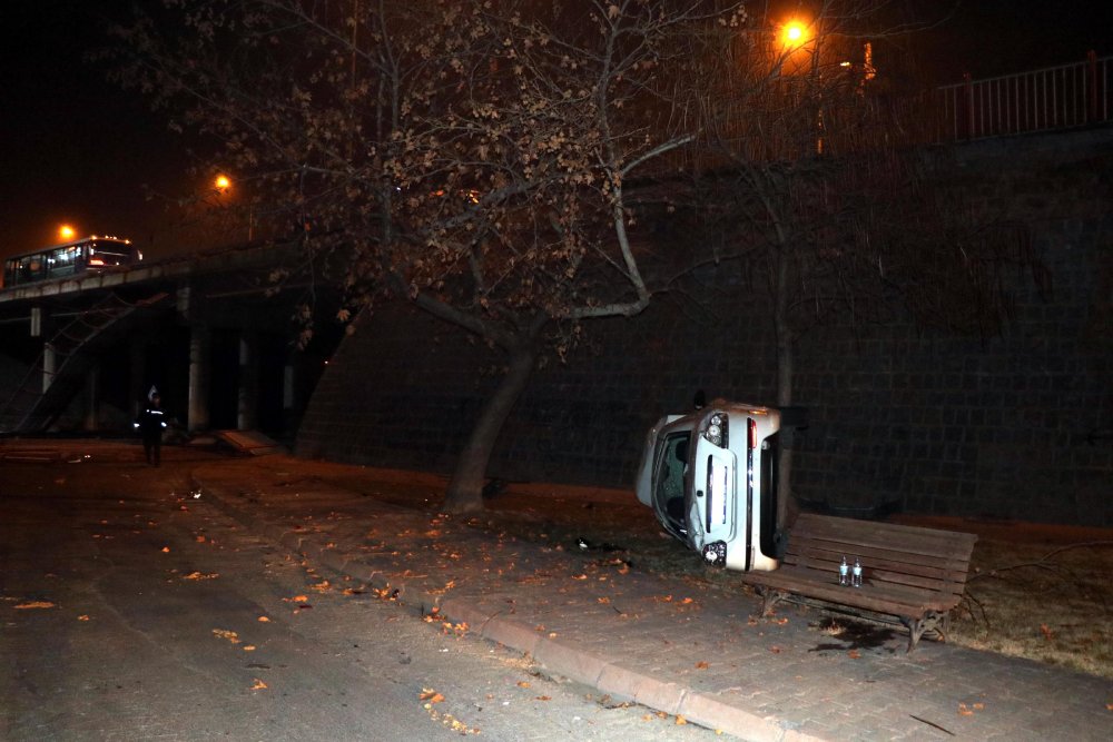 Otomobil 8 metre yükseklikteki üst geçitten düştü
